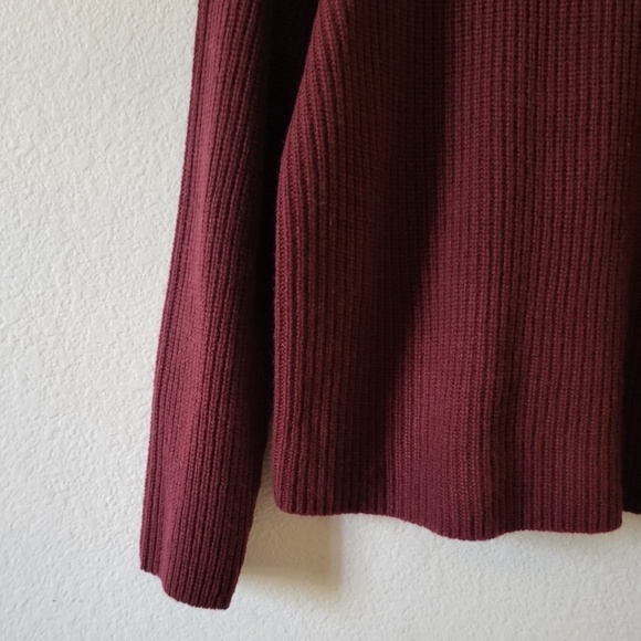 Unworn Vince Women's Ribbed Cashmere Turtleneck Sweater in Burgundy - Picture 4 of 7